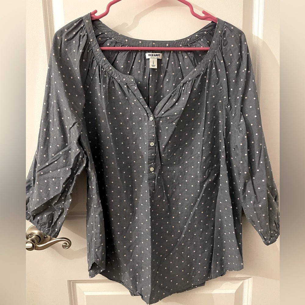 Old navy light weight top, size Large, brand new condition.